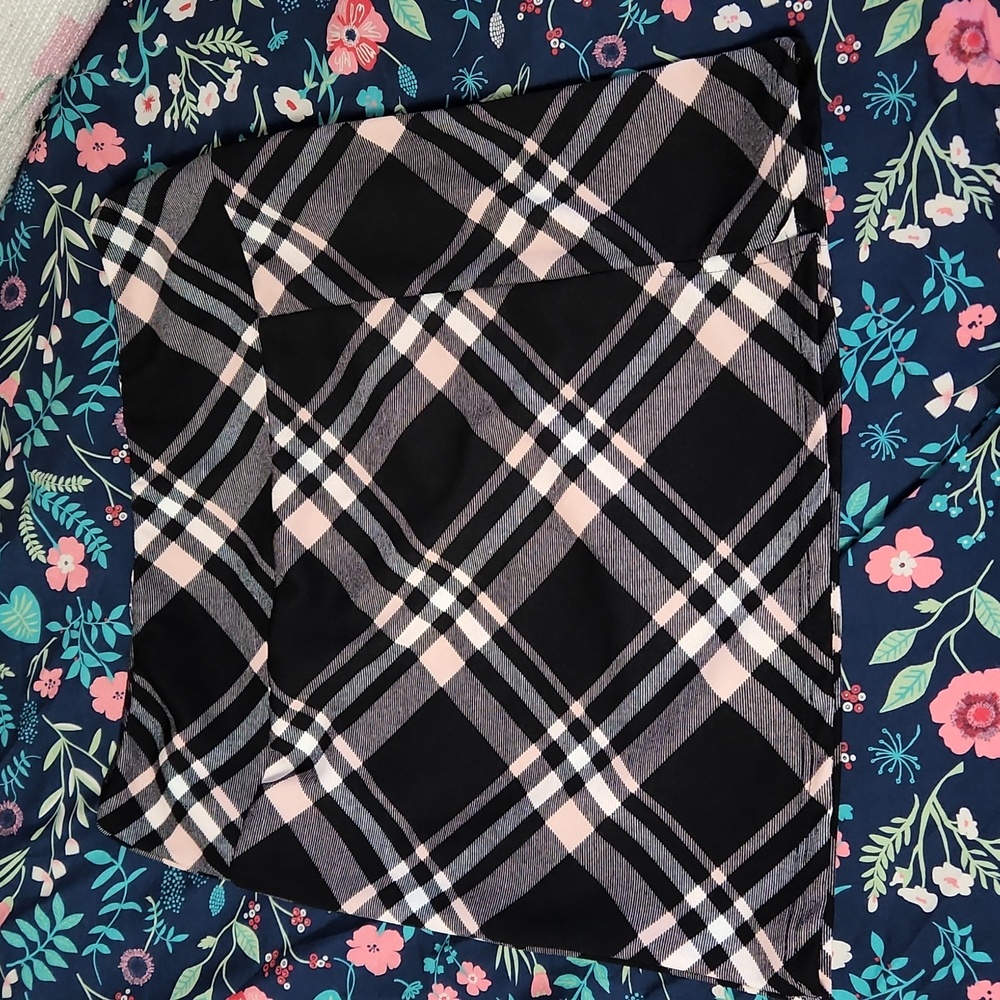 3/20$ Pink black and white plaid skirt with 2in slit